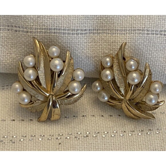 Trifari Jewelry - VTG Crown Trifari Signed Gold Tone Faux Pearls Curvy Leaf Clip Earrings 1”